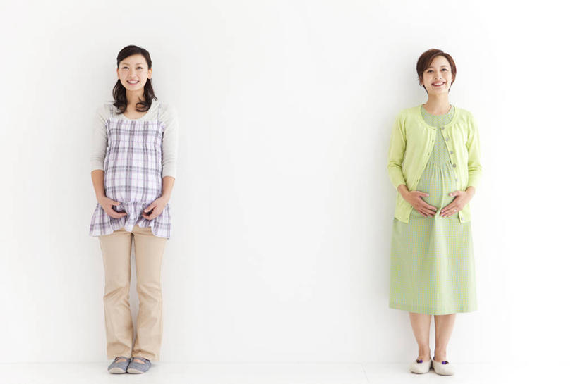 东方人,孕妇,两个人,站,笑,摸,微笑,露齿笑,横图,室内,白天,白色背景,正面,亚洲,抚摸,阴影,服装,反射,影子,注视,黄种人,衣服,观察,看,站着,怀孕,摄影,服饰,影棚,观看,察看,待产,衣着,孕妇装,穿着,关注,妊娠,准妈妈,孕妇裙,衣饰,年轻女性,女人,女性,亚洲人,产妇,触摸,接触,站立,彩图,全身,影棚拍摄,拍摄