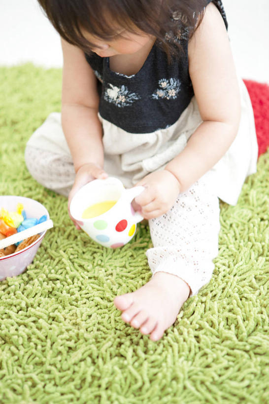 果汁,东方人,儿童,一个人,坐,竖图,俯视,室内,白天,纯洁,地毯,杯子,亚洲,仅一个女性,仅一个人,握,服装,装饰,编织,手工艺品,塑料,橙汁,织物,饮品,拿,拿着,休闲装,黄种人,光脚,饮料,小孩,衣服,容器,塑料制品,工艺品,碗,仅一个小孩,休闲,赤脚,休闲服,可爱,童年,童趣,握着,服饰,储藏,塑料杯,华丽,修饰,点缀,甜橙,储存,可口,童真,烂漫,无邪,衬托,美观,雅致,雅观,适口,天真,女孩,女人,女性,亚洲人,孩子,橙子,橙,坐着,半身,彩图,高角度拍摄,鹄壳,黄橙,黄果,金橙,金环,金球,糖橙,贮存,女生