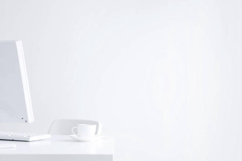 无人,办公室,横图,室内,白天,白色背景,正面,电脑,笔记本电脑,家具,桌子,杯子,网络,瓷器,办公桌,咖啡杯,陶瓷制品,通讯设备,摄影,影棚,一台,无线,瓷杯,通信设备,无线网络,无线上网,便携式电脑,办公家具,手提电脑,彩图,影棚拍摄,拍摄