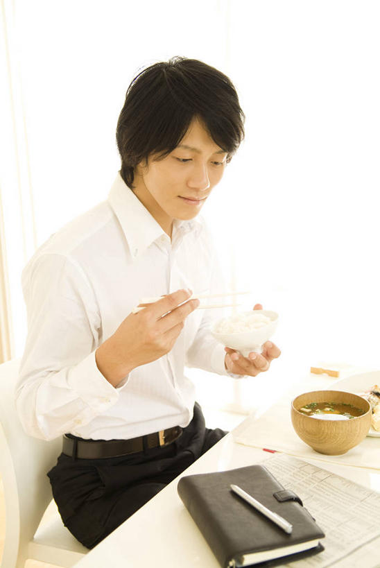 东方人,一个人,商务人士,商务男性,坐,竖图,俯视,室内,白天,衬衫,烹饪,阅读,筷子,报纸,餐具,书籍,亚洲,仅一个男性,仅一个人,握,学习,套装,信息,笔,陶瓷,日本料理,料理,食品,办公用品,记事本,陶瓷制品,拿,拿着,注视,黄种人,文化,传统,菜肴,美食,水笔,文具,食物,仅一个年轻男性,本子,笔记本,容器,学习用品,书本,碗,日式料理,观察,看,日式,浏览,握着,佳肴,观看,储藏,新闻,礼节,文具用品,察看,储存,关注,礼仪,商务装,工薪阶层,男人,男性,年轻男性,亚洲人,白领,上班族,进餐用具,书,图书,坐着,半身,彩图,高角度拍摄,衬衣,贮存,报刊