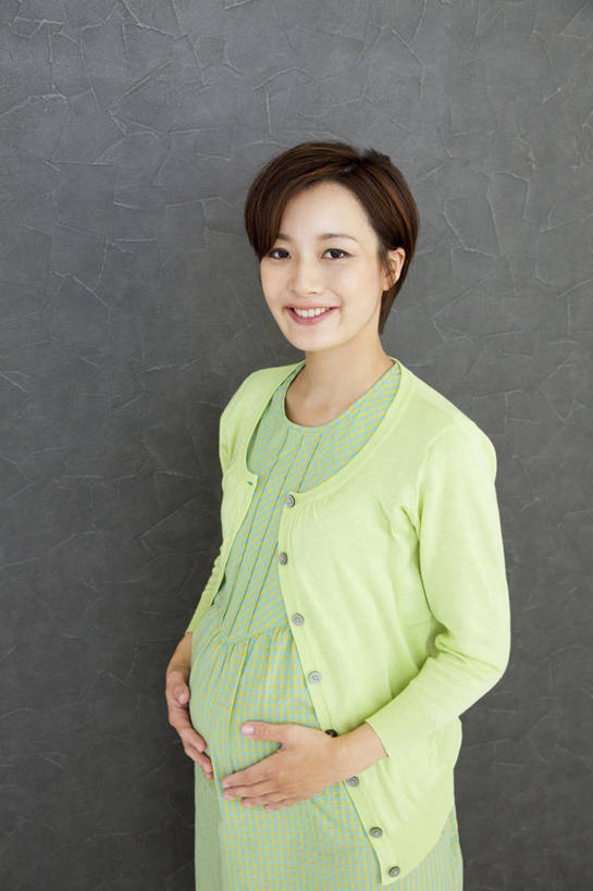 东方人,孕妇,一个人,站,笑,摸,微笑,竖图,室内,白天,侧面,亚洲,仅一个年轻女性,仅一个女性,仅一个人,抚摸,灰色背景,服装,注视,黄种人,衣服,绿色,观察,看,站着,怀孕,摄影,服饰,影棚,观看,察看,待产,衣着,孕妇装,穿着,关注,妊娠,准妈妈,孕妇裙,衣饰,年轻女性,女人,女性,亚洲人,产妇,触摸,接触,站立,半身,彩图,影棚拍摄,拍摄