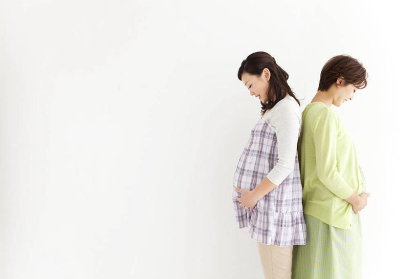 东方人,孕妇,两个人,站,笑,摸,微笑,露齿笑,横图,室内,白天,白色背景,侧面,安全,亚洲,抚摸,服装,依靠,注视,黄种人,衣服,低头,观察,看,倚靠,站着,背靠背,怀孕,背对背,摄影,服饰,影棚,观看,察看,待产,衣着,孕妇装,穿着,关注,妊娠,准妈妈,孕妇裙,垂头,衣饰,信任,年轻女性,女人,女性,亚洲人,产妇,触摸,接触,站立,半身,彩图,影棚拍摄,拍摄