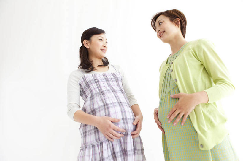 东方人,孕妇,两个人,伙伴,朋友,站,笑,摸,微笑,露齿笑,横图,室内,白天,白色背景,仰视,友谊,亚洲,抚摸,服装,注视,黄种人,衣服,观察,看,站着,怀孕,摄影,服饰,影棚,观看,察看,待产,衣着,孕妇装,穿着,关注,妊娠,准妈妈,孕妇裙,衣饰,友情,年轻女性,女人,女性,亚洲人,产妇,触摸,接触,站立,半身,彩图,低角度拍摄,影棚拍摄,拍摄