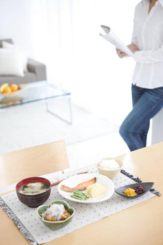 东方人,一个人,客厅,站,竖图,室内,白天,侧面,烹饪,阅读,餐桌,靠垫,筷子,沙发,桌子,报纸,餐具,亚洲,仅一个年轻女性,仅一个女性,仅一个人,握,学习,服装,裤子,朦胧,模糊,信息,碟子,盘,陶瓷,日本料理,料理,食品,靠枕,陶瓷制品,拿,拿着,牛仔裤,休闲装,黄种人,文化,传统,菜肴,美食,食物,衣服,盘子,容器,垫子,碟,碗,枕头,日式料理,站着,休闲,日式,休闲服,浏览,握着,服饰,佳肴,餐台,储藏,新闻,礼节,起居室,储存,礼仪,布艺沙发,客堂,年轻女性,女人,女性,亚洲人,进餐用具,站立,半身,彩图,贮存,报刊