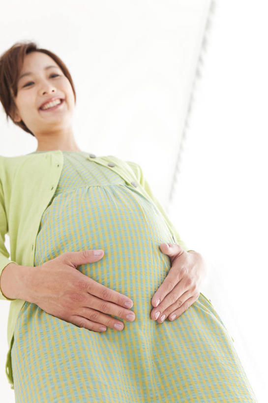 东方人,孕妇,一个人,站,笑,摸,微笑,露齿笑,竖图,室内,白天,白色背景,仰视,亚洲,仅一个年轻女性,仅一个女性,仅一个人,抚摸,服装,注视,黄种人,衣服,绿色,观察,看,站着,怀孕,摄影,服饰,影棚,观看,察看,待产,衣着,孕妇装,穿着,关注,妊娠,准妈妈,孕妇裙,衣饰,年轻女性,女人,女性,亚洲人,产妇,触摸,接触,站立,半身,彩图,低角度拍摄,影棚拍摄,拍摄