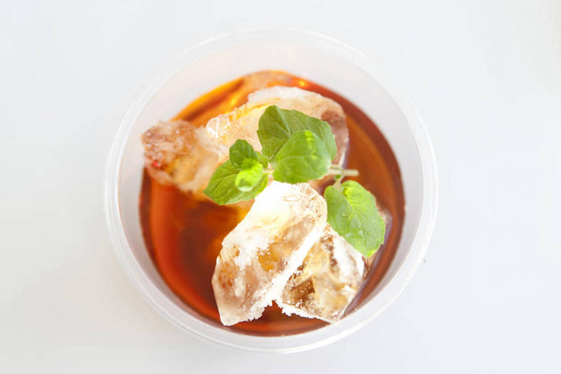 无人,横图,俯视,室内,特写,白天,白色背景,幸福,餐桌,茶,桌子,叶子,冰,红茶,冰块,茶叶,薄荷,绿叶,银丹草,一杯,娱乐,冷冻,享受,休闲,温馨,嫩叶,放松,寒冷,乐趣,冰红茶,摄影,影棚,冷藏,餐台,冰冷,提神,舒适,醒脑,保鲜,斑叶凤梨薄荷,夜息香,叶,叶片,彩图,高角度拍摄,影棚拍摄,拍摄