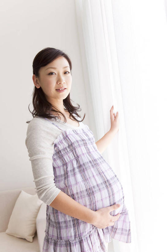 东方人,孕妇,一个人,客厅,站,摸,竖图,室内,白天,侧面,窗户,靠垫,沙发,亚洲,仅一个年轻女性,仅一个女性,仅一个人,抚摸,服装,靠枕,扭头,注视,黄种人,玻璃窗,衣服,垫子,枕头,观察,看,站着,转头,怀孕,服饰,观看,察看,起居室,待产,衣着,孕妇装,穿着,关注,布艺沙发,妊娠,准妈妈,孕妇裙,衣饰,客堂,年轻女性,女人,女性,亚洲人,产妇,触摸,接触,站立,半身,彩图