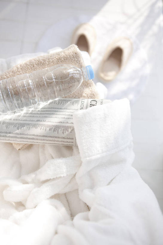 无人,竖图,俯视,室内,白天,浴袍,阅读,卫生间,浴室,报纸,纺织品,学习,阴影,朦胧,模糊,反射,信息,纺织物,毯子,影子,纺织,垫子,毛巾,清洁,浏览,保暖,新闻,防滑垫,透气,防水,储水,耐磨,吸水,淋浴房,彩图,高角度拍摄,汤帷子,浴衣,冲凉房,沐浴间,沐浴室,报刊