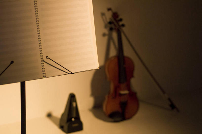 无人,横图,室内,白天,正面,静物,书籍,一把,阴影,朦胧,模糊,反射,影子,乐谱,乐器,五线谱,弦乐器,小提琴,音乐,架子,节拍,弓拉弦乐器,弓拉弦鸣乐器,音符,乐谱架,符头,符干,符尾,乐章,彩图
