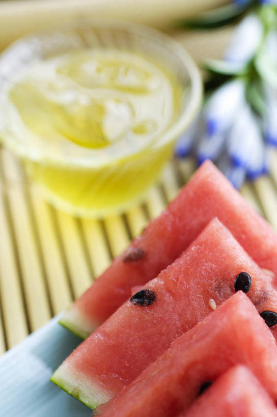 无人,竖图,俯视,室外,特写,白天,幸福,茶,西瓜,杯子,水果,阴影,朦胧,模糊,新鲜,反射,影子,塑料,生食,茶叶,食品,果实,娱乐,食物,水杯,塑料制品,四个,享受,休闲,温馨,放松,乐趣,有机食品,绿色食品,大麦茶,大麦,提神,舒适,醒脑,茶杯,寒瓜,彩图,高角度拍摄