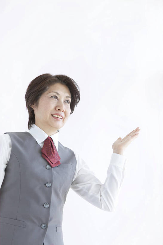 东方人,一个人,商务人士,商务女性,站,笑,微笑,露齿笑,竖图,室内,白天,白色背景,仰视,亚洲,仅一个女性,仅一个人,阴影,套装,欢迎,反射,领结,影子,注视,黄种人,观察,接待,看,站着,摄影,仅一个老年女性,影棚,观看,察看,象征,庄重,关注,商务装,身份,工薪阶层,正式,地位,老年女性,女人,女性,亚洲人,白领,上班族,站立,半身,彩图,低角度拍摄,影棚拍摄,拍摄