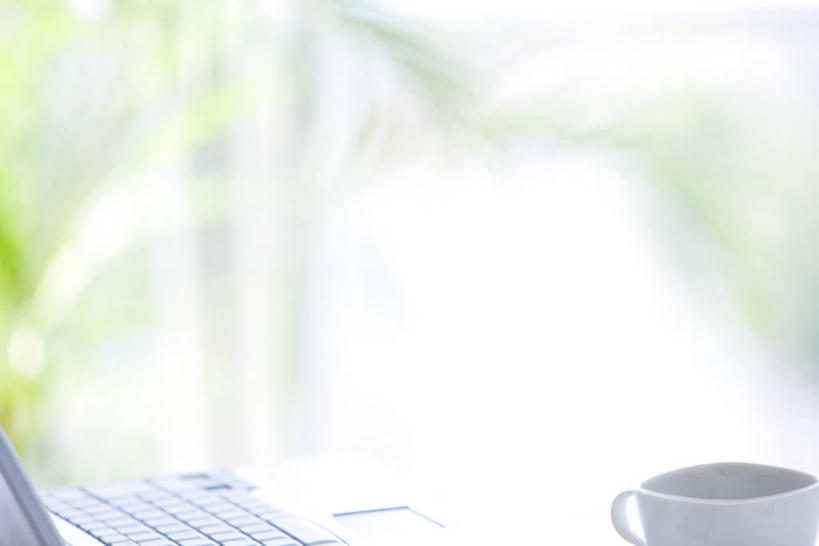 无人,办公室,横图,室内,特写,白天,正面,电脑,笔记本电脑,家具,桌子,杯子,阴影,朦胧,模糊,反射,网络,瓷器,影子,办公桌,咖啡杯,陶瓷制品,通讯设备,一个,单个,一台,无线,瓷杯,通信设备,无线网络,无线上网,便携式电脑,办公家具,手提电脑,彩图