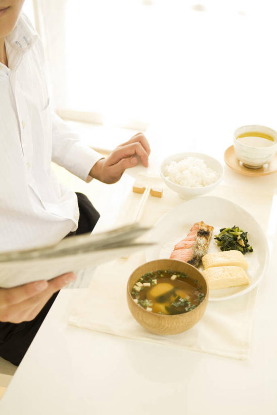 东方人,一个人,商务人士,商务女性,坐,竖图,俯视,室内,白天,烹饪,阅读,幸福,餐桌,茶,桌子,报纸,杯子,亚洲,仅一个年轻女性,仅一个女性,仅一个人,握,学习,阴影,套装,反射,信息,木制,影子,肉,日本料理,味增汤,茶叶,料理,食品,黄种人,娱乐,菜肴,美食,肉类,食物,木制品,容器,水杯,碗,日式料理,享受,休闲,日式,温馨,放松,乐趣,浏览,握着,佳肴,餐台,储藏,新闻,一份,提神,舒适,储存,醒脑,商务装,肉食,工薪阶层,年轻女性,女人,女性,亚洲人,白领,上班族,茶杯,坐着,半身,彩图,高角度拍摄,贮存,报刊