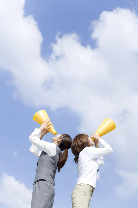 东方人,两个人,同事,商务人士,商务女性,站,举,竖图,室外,白天,仰视,安全,成功,合作,团队,集体,信心,亚洲,阴影,套装,光线,影子,云,云朵,云彩,大喊,依靠,黄种人,鼓励,喇叭,队伍,两个,蓝色,白云,蓝天,天空,阳光,天,加油,托,倚靠,站着,背靠背,背对背,打气,晴朗,大叫,领导,成就,噪音,鼓舞,商务装,合伙,领袖,工薪阶层,大呼,呼呼塞拉,嗡嗡祖拉,呜呜祖拉,信任,年轻女性,女人,女性,亚洲人,白领,上班族,晴空,举起,举手,举着,向上举,向上伸,向上托,站立,半身,彩图,低角度拍摄