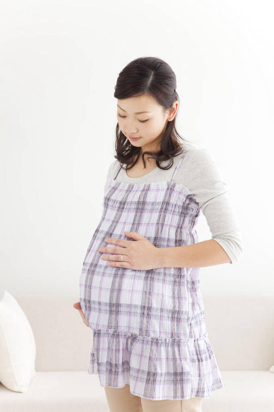 东方人,孕妇,一个人,客厅,站,笑,摸,微笑,竖图,室内,白天,正面,靠垫,沙发,亚洲,仅一个年轻女性,仅一个女性,仅一个人,抚摸,阴影,服装,反射,影子,墙,靠枕,注视,黄种人,墙壁,墙面,衣服,白色,垫子,枕头,低头,观察,看,站着,怀孕,服饰,观看,察看,起居室,待产,衣着,孕妇装,穿着,关注,布艺沙发,妊娠,准妈妈,孕妇裙,垂头,衣饰,客堂,年轻女性,女人,女性,亚洲人,产妇,触摸,接触,站立,半身,彩图