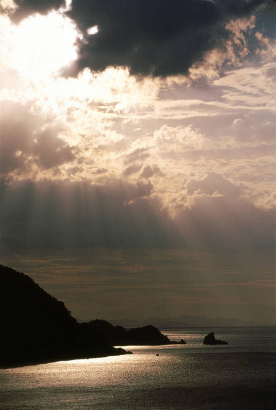 无人,竖图,室外,白天,正面,旅游,度假,海浪,海洋,美景,日落,山,山脉,鸟,阴影,梦幻,发光,光束,光线,鸟类,影子,景观,浪花,山峰,水平线,晚霞,乌云,霞光,云,阴天,云朵,落日,辽阔,光亮,海平线,山峦,背光,云彩,娱乐,天空,阳光,自然,海水,黄昏,群山,天,享受,休闲,广阔,景色,彩霞,放松,一望无际,昏暗,未来,阴沉,发亮,自然风光,逆光,海景,憧憬,无边无际,一马平川,夕照,薄暮,鹀,大海,风浪,海,海水的波动,近岸浪,涌浪,夕阳,彩图,傍晚,带鹀,水天相接,水天一线,斜阳