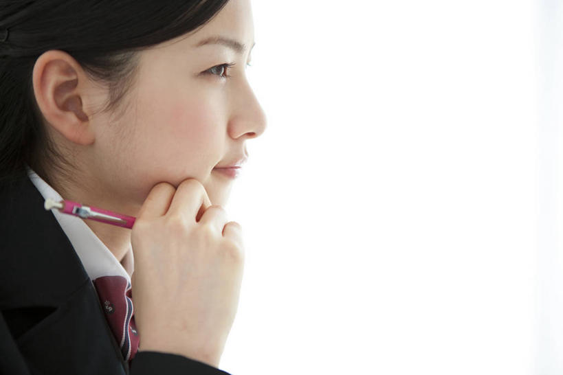 东方人,脸,头,脸颊,手,一个人,横图,室内,特写,白天,白色背景,侧面,制服,亚洲,仅一个年轻女性,仅一个女性,仅一个人,撑,握,服装,笔,办公用品,拿,拿着,托腮,注视,黄种人,肩膀,文具,铅笔,学习用品,观察,看,托,手部,校服,握着,摄影,影棚,观看,单手,文具用品,察看,关注,托下巴,自动铅笔,学生服,单手托腮,年轻女性,女人,女性,亚洲人,头部,脸部,脸蛋,面部,半身,彩图,影棚拍摄,拍摄,日本校服