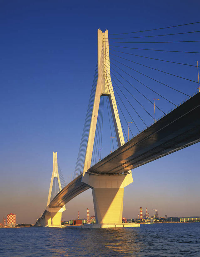 无人,高楼大厦,竖图,室外,白天,仰视,度假,海浪,海洋,美景,城市风光,标志建筑,城市,大桥,大厦,地标,建筑,摩天大楼,桥梁,神奈川,日本,亚洲,阴影,光线,影子,景观,浪花,斜拉桥,桥,横滨,横滨市,神奈川县,娱乐,横滨海湾大桥,建设,蓝色,蓝天,天空,阳光,海水,天,享受,休闲,景色,放松,晴朗,海景,东亚,本州,万里无云,首府,海湾大桥,关东地方,本州岛,日本国,斜张桥,大海,风浪,海,海水的波动,近岸浪,涌浪,晴空,晴空万里,彩图,低角度拍摄,大楼,高层建筑,高楼,摩天楼