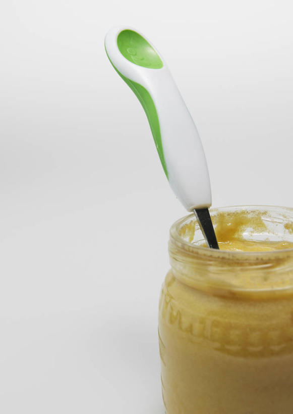 无人,竖图,室内,特写,白天,正面,玻璃,阴影,灰色背景,反射,影子,勺子,食品,营养,玻璃制品,食物,一个,玻璃瓶,瓶子,调羹,汤匙,摄影,影棚,单个,广口瓶,养分,彩图,影棚拍摄,拍摄,婴儿食物