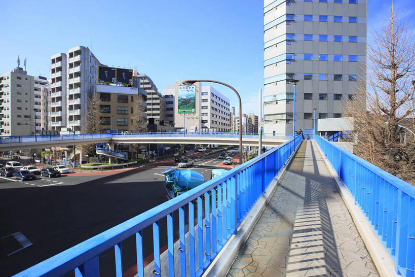 无人,高楼大厦,栏杆,横图,室外,白天,正面,度假,石头,美景,植物,城市风光,城市,大厦,道路,建筑,路,路灯,摩天大楼,公路,汽车,照明,东京,日本,亚洲,阴影,光线,石子,影子,景观,天桥,围栏,桥,灯光,交通,娱乐,建设,护栏,车,灯,树,树木,蓝色,绿色,蓝天,天空,阳光,自然,交通工具,轿车,天,享受,休闲,景色,放松,生长,晴朗,成长,人行桥,照亮,照明设备,载具,东亚,本州,万里无云,关东地方,本州岛,日本国,东京都,涩谷,涉谷,惠比寿,涩谷区,石块,晴空,晴空万里,马路,彩图,大楼,高层建筑,高楼,摩天楼