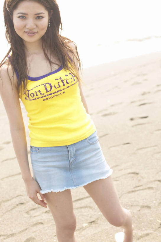 东方人,一个人,站,笑,微笑,竖图,室外,白天,正面,裙子,海浪,海洋,沙滩,吊带,亚洲,仅一个年轻女性,仅一个女性,仅一个人,服装,沙子,海岸,浪花,沙地,注视,吊带衫,黄种人,衣服,黄色,海水,观察,看,站着,短裙,服饰,观看,半身裙,牛仔裙,察看,衣着,穿着,关注,海景,衣饰,年轻女性,女人,女性,亚洲人,大海,风浪,海,海水的波动,海滩,近岸浪,涌浪,站立,半身,彩图