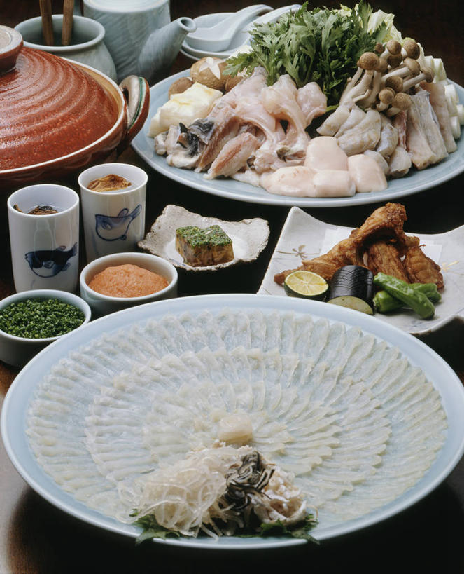 海鲜,生鱼片,无人,竖图,俯视,室内,白天,烹饪,餐桌,桌子,蔬菜,餐具,许多,阴影,新鲜,反射,碟子,盘,影子,陶瓷,肉,鱼肉,日本料理,鱼片,料理,食品,陶瓷制品,很多,水产,菜肴,美食,肉类,海洋生物,食物,盘子,容器,碟,碗,日式料理,日式,佳肴,有机食品,绿色食品,餐台,储藏,河豚,河豚鱼,鸡泡鱼,气泡鱼,储存,水生动物,海产品,水生物,肉食,海底动物,鲀鱼,河鲀,沙西米,彩图,高角度拍摄,贮存,刺身