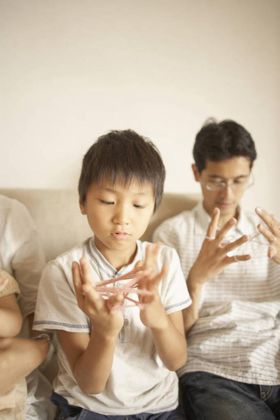 东方人,儿童,中年人,两个人,家庭,父亲,儿子,客厅,坐,竖图,室内,白天,正面,游戏,纯洁,成功,合作,团队,集体,信心,沙发,玩具,亚洲,握,阴影,服装,朦胧,模糊,反射,影子,拿,玩,拿着,注视,休闲装,黄种人,娱乐,队伍,小孩,衣服,绳子,观察,看,休闲,温暖,温馨,父子,一家人,休闲服,父爱,可爱,童年,童趣,翻花绳,握着,服饰,观看,活动,绳索,和睦,察看,起居室,成就,发泄,关注,消遣,智力,挑帮帮,合伙,布艺沙发,童真,烂漫,无邪,翻绳,宣泄,解绷绷,解勾勾,解钩钩,挑花花线,线翻花,客堂,解股,天真,翻花鼓,挑绷绷,男孩,男人,男性,中年男性,亚洲人,孩子,玩耍,嬉戏,坐着,半身,彩图,融洽,男生