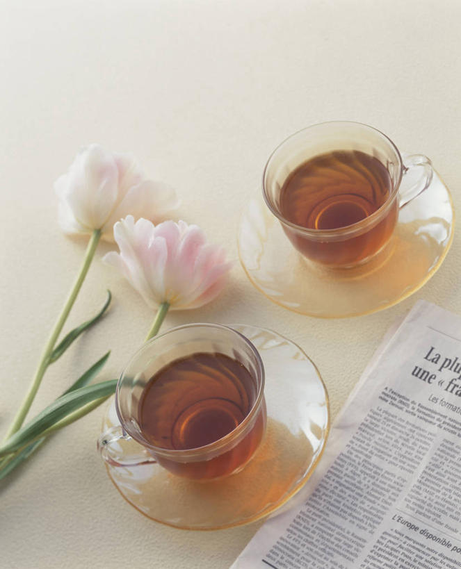 无人,竖图,俯视,室内,特写,白天,阅读,幸福,餐桌,茶,桌子,报纸,杯子,玻璃,学习,阴影,盛开,反射,信息,英文,标志,文字,影子,字符,字母,红茶,茶叶,两杯,花蕾,娱乐,标识,玻璃制品,花,花瓣,花朵,鲜花,两朵,粉色,水杯,花苞,花蕊,享受,休闲,温馨,放松,乐趣,浏览,餐台,英文字母,新闻,提神,舒适,醒脑,茶杯,彩图,高角度拍摄,泡沫红茶,报刊