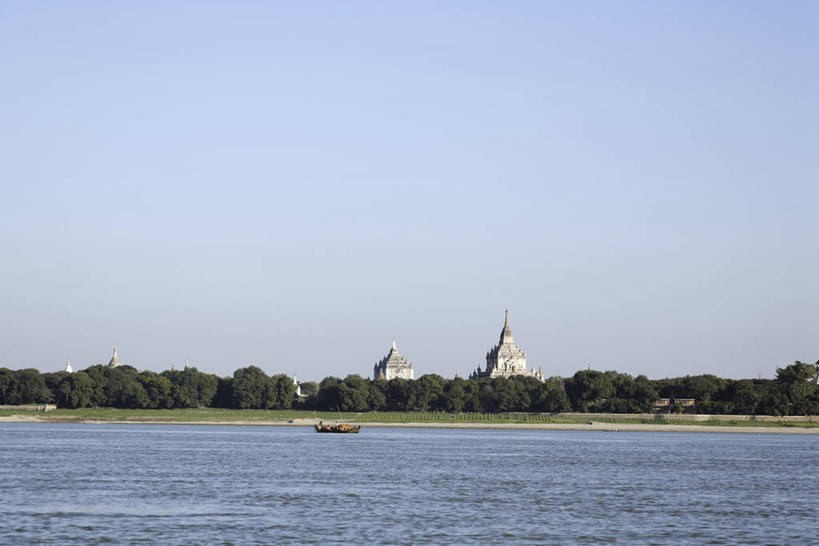 无人,横图,室外,白天,正面,旅游,度假,草地,草坪,河流,名胜古迹,水,植物,标志建筑,地标,建筑,轮船,船,缅甸,亚洲,阴影,波纹,遗迹,光线,影子,河水,水流,塔,涟漪,古迹,文物,娱乐,建设,古建筑,宝塔,佛塔,草,树,树木,蓝色,绿色,倒影,蓝天,水纹,天空,阳光,自然,交通工具,波浪,天,享受,休闲,旅游胜地,放松,东南亚,生长,晴朗,成长,倒映,载具,古文明,万里无云,蒲甘,缅甸联邦,伊洛瓦底江,水晕,浮图,浮屠,反照,晴空,晴空万里,彩图,塔婆,浮图塔,浮头,佛图