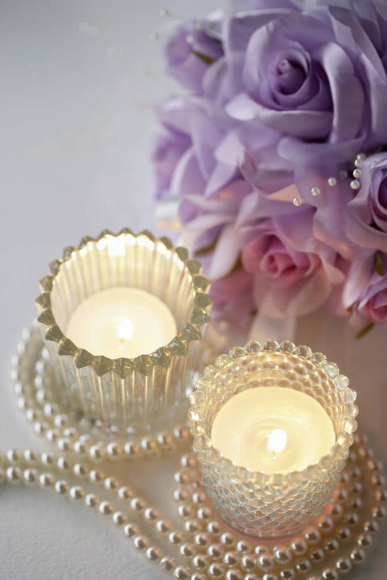 无人,竖图,俯视,室内,特写,白天,幸福,纯洁,蜡烛,珠宝,阴影,装饰,盛开,反射,影子,珍珠,胸花,花蕾,花,花瓣,花朵,鲜花,饰品,香薰,花苞,花蕊,健康,放松,芳香疗法,胸针,华丽,修饰,点缀,贵重,珍贵,富有,舒心,舒缓,配饰,养颜,衬托,美观,雅致,雅观,减压,宝贵,烛炬,有机宝石,香薰疗法,彩图,高角度拍摄,香薰蜡烛