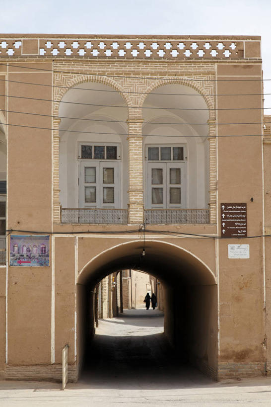 无人,竖图,室外,白天,正面,度假,美景,门,城市风光,城市,道路,路,公路,伊朗,亚洲,阴影,光线,影子,墙,景观,拱门,交通,娱乐,墙壁,墙面,蓝色,蓝天,天空,阳光,门框,天,享受,休闲,景色,放松,晴朗,西亚,万里无云,伊朗伊斯兰共和国,亚兹德,亚兹德省,晴空,晴空万里,马路,彩图