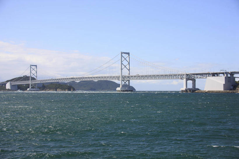 无人,横图,室外,白天,正面,旅游,度假,海浪,海洋,标志建筑,大桥,地标,建筑,桥梁,日本,亚洲,阴影,光线,影子,浪花,云,云朵,斜拉桥,桥,云彩,娱乐,建设,蓝色,白云,蓝天,天空,阳光,海水,天,享受,休闲,旅游胜地,放松,晴朗,海景,东亚,本州,本州岛,日本国,近畿地方,近畿,兵库,兵库县,斜张桥,大海,风浪,海,海水的波动,近岸浪,涌浪,晴空,彩图,鸣门大桥,南淡路市,大鸣门桥