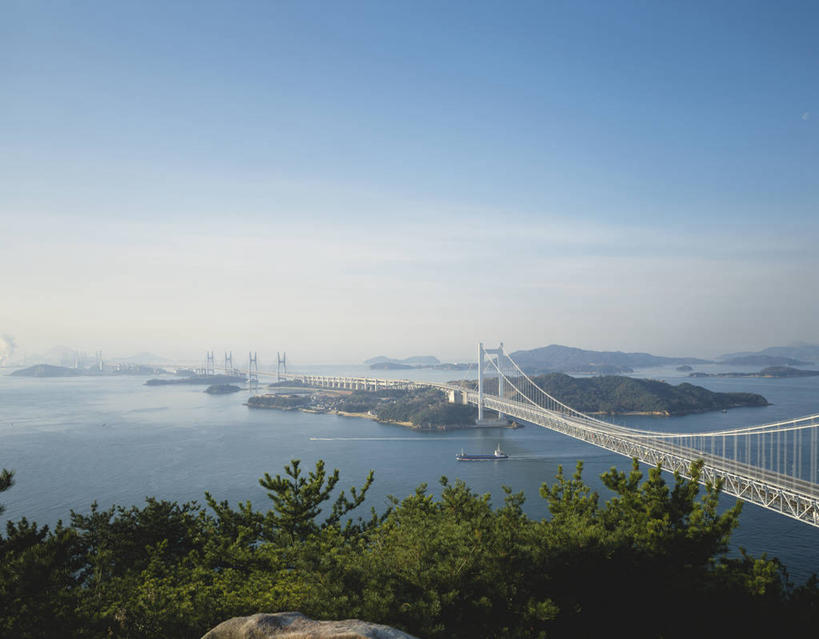 无人,横图,俯视,航拍,室外,白天,旅游,度假,海浪,海洋,美景,森林,树林,植物,大桥,桥梁,日本,亚洲,阴影,光线,影子,景观,浪花,斜拉桥,桥,娱乐,树,树木,蓝色,绿色,蓝天,天空,阳光,自然,海水,天,享受,休闲,景色,放松,生长,晴朗,成长,鸟瞰,自然风光,海景,东亚,本州,万里无云,本州岛,日本国,濑户大桥,中国地方,冈山,冈山县,四国地方,四国,四国岛,香川,香川县,斜张桥,大海,风浪,海,海水的波动,近岸浪,涌浪,晴空,晴空万里,彩图,高角度拍摄