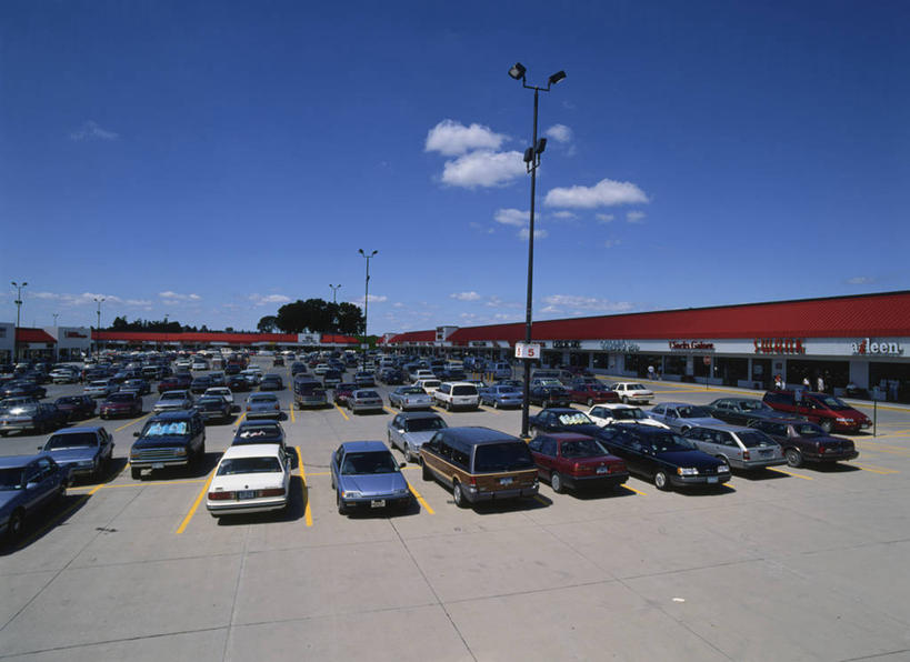 无人,商店,停车场,横图,室外,白天,仰视,购物,度假,消费,美景,城市风光,超市,城市,路灯,汽车,照明,美国,许多,停靠,阴影,光线,影子,景观,云,云朵,灯光,很多,云彩,娱乐,车,灯,蓝色,白云,蓝天,天空,阳光,交通工具,轿车,天,享受,休闲,景色,放松,金融,百货,晴朗,照亮,北美,北美洲,照明设备,停泊,载具,美洲,选购,贸易,百货公司,北亚美利加洲,亚美利加洲,血拼,爱荷华州,艾奥瓦,艾奥瓦州,爱我华州,衣阿华州,鹰眼州,美国粮仓,晴空,超级市场,大卖场,彩图,低角度拍摄,泊车场,购物商场,购物中心,商业中心,美利坚合众国