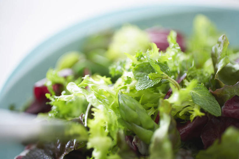 无人,横图,俯视,室内,特写,白天,烹饪,西餐,蔬菜,朦胧,模糊,新鲜,陶瓷,调料,酱料,酱汁,蔬菜沙拉,佐料,沙拉,料理,食品,陶瓷制品,调味品,调味料,色拉,酱,沙拉酱,沙律,菜肴,美食,食物,容器,碗,西式,佳肴,有机食品,绿色食品,色拉酱,储藏,储存,彩图,高角度拍摄,贮存