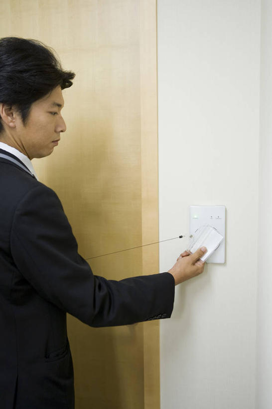 东方人,一个人,商务人士,商务男性,办公室,站,竖图,室内,白天,侧面,衬衫,门,亚洲,仅一个男性,仅一个人,阴影,套装,反射,影子,墙,注视,黄种人,墙壁,墙面,仅一个年轻男性,门框,观察,看,站着,观看,察看,关注,门卡,商务装,工薪阶层,男人,男性,年轻男性,亚洲人,白领,上班族,站立,半身,彩图,衬衣