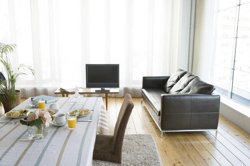 果汁,无人,家,客厅,横图,室内,白天,正面,植物,别墅,窗户,地板,地毯,家具,靠垫,沙发,装修,桌面,桌子,建筑,电视,椅子,玻璃,欧式,装饰,编织,木制,盆栽,手工艺品,房屋,木桌,墙,屋子,公寓,橙汁,靠枕,盆景,织物,地面,饮品,豪华,茶几,建设,现代,装潢,洋房,楼房,木地板,玻璃窗,墙壁,墙面,住宅,玻璃制品,饮料,绿色,自然,木制品,工艺品,垫子,室内装潢,枕头,生长,成长,华丽,修饰,样板房,明亮,点缀,起居室,舒适,家居装潢,甜橙,可口,彩电,房屋设计,地中海风格,古典风格,简约风格,室内设计,宽敞,样板房装潢,衬托,美观,雅致,雅观,彩色电视机,显像管屏,显像管屏幕,客堂,适口,设计,电视机,橙子,橙,彩图,房子,鹄壳,黄橙,黄果,金橙,金环,金球,糖橙,木桌子,皮沙发