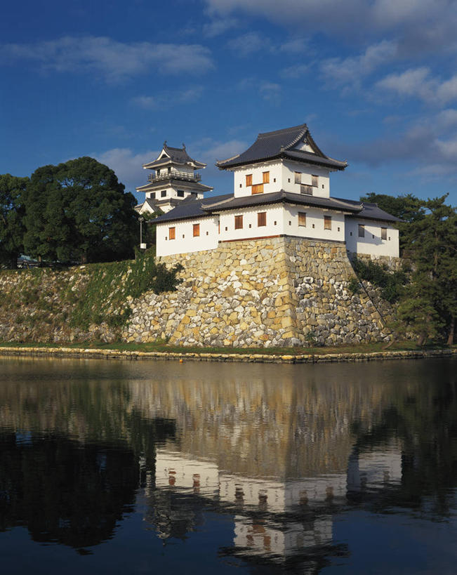 无人,竖图,室外,白天,正面,旅游,度假,河流,名胜古迹,水,植物,标志建筑,地标,建筑,爱媛县,日本,亚洲,阴影,遗迹,光线,影子,堡垒,城堡,河水,水流,云,云朵,云彩,古迹,文物,娱乐,建设,古建筑,树,树木,蓝色,绿色,白云,倒影,蓝天,天空,阳光,自然,天,享受,休闲,旅游胜地,放松,生长,晴朗,成长,倒映,要塞,古文明,东亚,日本国,爱媛,四国地方,四国,四国岛,今治市,反照,设防,晴空,彩图,今治城