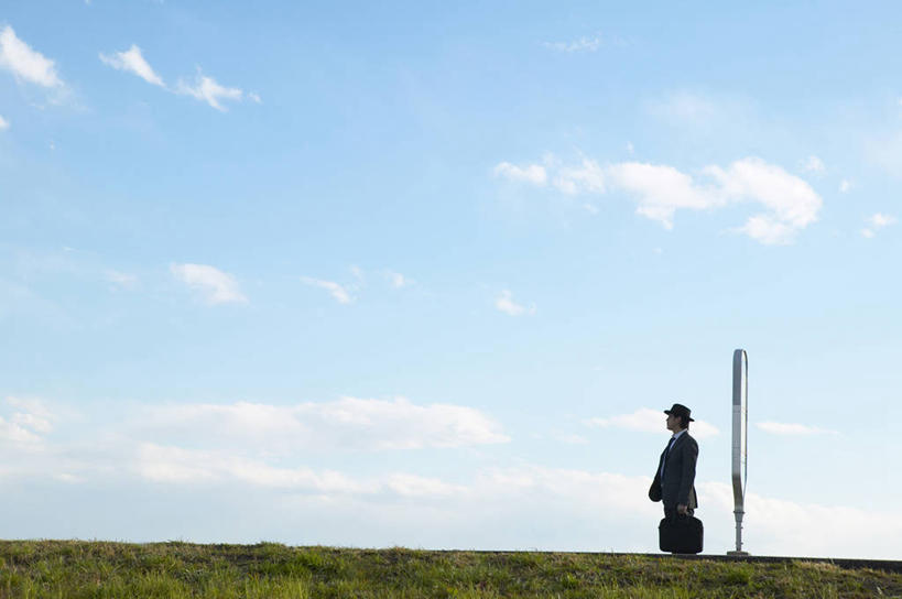 东方人,一个人,商务人士,商务男性,站,横图,室外,白天,侧面,衬衫,草地,草坪,植物,车站,亚洲,仅一个男性,仅一个人,阴影,套装,光线,包,公文包,影子,云,云朵,站台,云彩,注视,黄种人,月台,草,仅一个年轻男性,蓝色,绿色,白云,蓝天,天空,阳光,天,观察,看,站着,晴朗,公事包,观看,察看,关注,商务装,工薪阶层,男人,男性,年轻男性,亚洲人,白领,上班族,晴空,站立,彩图,全身,衬衣,公共汽车站,汽车车站,汽车站