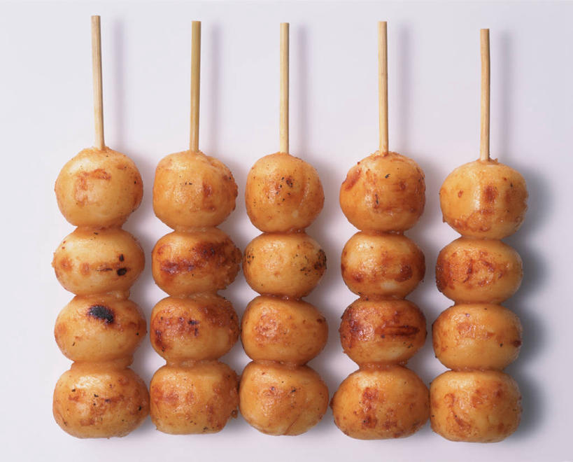 点心,无人,横图,俯视,室内,特写,白天,白色背景,一排,阴影,整齐,反射,影子,和果子,食品,甜点,甜品,小吃,竹签,食物,糕点,排列,甜食,日式,摄影,影棚,队列,取食签,彩图,高角度拍摄,影棚拍摄,拍摄,日本小吃