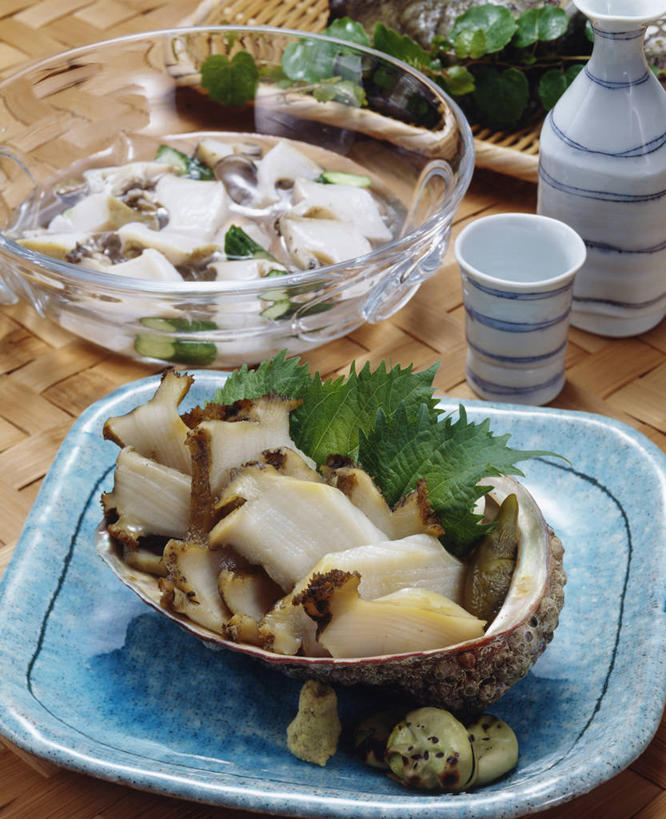 海鲜,无人,竖图,俯视,室内,特写,白天,烹饪,餐桌,桌子,蔬菜,餐具,玻璃,阴影,新鲜,反射,鱼,碟子,盘,影子,陶瓷,日本料理,料理,食品,陶瓷制品,水产,菜肴,美食,鱼类,海洋生物,玻璃制品,酒瓶,食物,盘子,酒杯,瓶子,容器,碟,碗,日式料理,日式,鲍鱼,佳肴,有机食品,绿色食品,餐台,储藏,石决明,储存,水生动物,海产品,水生物,海底动物,鳆鱼,镜面鱼,明目鱼,彩图,高角度拍摄,红鲍,贮存,清酒瓶