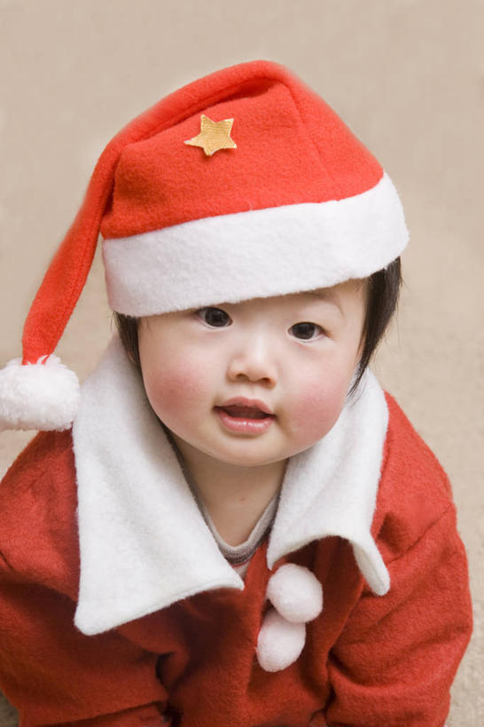 东方人,婴儿,儿童,一个人,笑,微笑,竖图,室内,白天,正面,纯洁,帽子,圣诞节,亚洲,仅一个人,阴影,服装,节日,庆祝,反射,影子,注视,黄种人,文化,小孩,衣服,红色,观察,看,庆典,圣诞帽,可爱,服饰,活泼,观看,纪念,察看,衣着,穿着,关注,宝宝,圣诞服,纯真,烂漫,无邪,一顶,棉帽,衣饰,伶俐,天真,亚洲人,孩子,半身,彩图