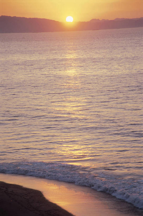 无人,竖图,室外,白天,正面,旅游,度假,海浪,海洋,美景,日落,沙滩,山,山脉,太阳,神奈川,日本,亚洲,朦胧,模糊,沙子,海岸,景观,浪花,山峰,晚霞,霞光,落日,沙地,山峦,神奈川县,娱乐,天空,自然,海水,黄昏,群山,天,享受,休闲,景色,彩霞,放松,自然风光,海景,东亚,本州,关东地方,本州岛,日本国,夕照,薄暮,大海,风浪,海,海水的波动,海滩,近岸浪,涌浪,夕阳,彩图,傍晚,三浦半岛,斜阳