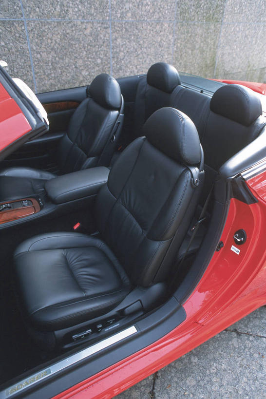 无人,竖图,俯视,室外,白天,沙发,汽车,一辆,阴影,光线,影子,跑车,车,阳光,交通工具,载具,敞篷跑车,彩图,高角度拍摄,皮沙发