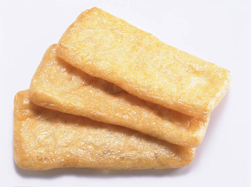 豆腐,无人,横图,俯视,室内,特写,白天,白色背景,阴影,反射,影子,油炸,三个,摄影,影棚,豆制品,彩图,高角度拍摄,影棚拍摄,拍摄