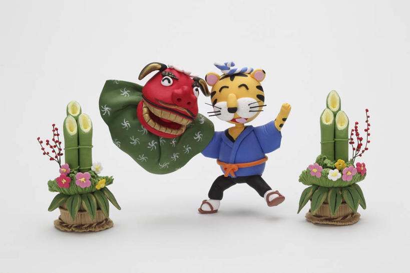 无人,闭眼,笑,微笑,横图,室内,白天,白色背景,正面,民族服装,跳舞,哺乳动物,虎,野生动物,雕塑,阴影,和服,艺术,装饰,反射,雕刻,雕像,影子,两个,动物,工艺品,摄影,服饰,影棚,纪念,华丽,修饰,美术,点缀,主题,舞姿,凶猛,陈列,魔鬼,吴服,唐草,唐花,唐锦,门松,功能,美学,衬托,美观,雅致,雅观,长寿,残暴,凶残,老虎,闭眼睛,闭着眼,闭着眼睛,彩图,全身,影棚拍摄,传统服装,民俗服,拍摄,舞蹈