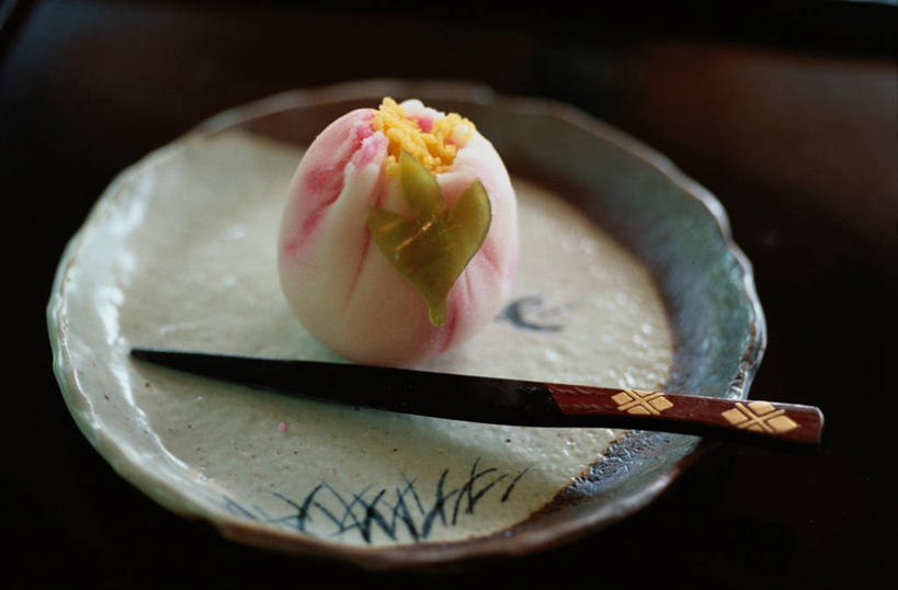 点心,无人,横图,俯视,室内,特写,白天,餐桌,桌子,餐具,阴影,反射,碟子,盘,影子,和果子,食品,甜点,甜品,小吃,食物,糕点,一个,盘子,碟,甜食,日式,单个,餐台,取食签,彩图,高角度拍摄,日本小吃