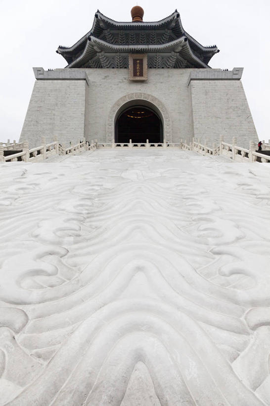 无人,栏杆,竖图,室外,白天,仰视,旅游,度假,名胜古迹,标志建筑,地标,建筑,台湾,中国,亚洲,阴影,遗迹,光线,瓦片,影子,屋顶,围栏,顶棚,瓦,古迹,文物,娱乐,建设,古建筑,护栏,天空,阳光,天,享受,休闲,旅游胜地,放松,建造,蒋介石纪念堂,中正纪念堂,古文明,东亚,屋瓦,台北,港澳台,中华人民共和国,省会,台北市,台湾省,蒋公纪念堂,中正区,彩图,低角度拍摄,台