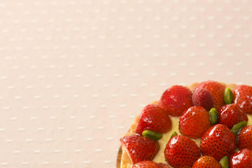 点心,无人,横图,俯视,室内,特写,白天,下午茶,餐桌,桌面,桌子,草莓,浆果,水果,阴影,新鲜,反射,布料,影子,生食,食品,果实,布纹,蛋挞,桌布,食物,糕点,餐巾,台布,有机食品,绿色食品,餐台,蛋塔,洋莓,水果皇后,红莓,地莓,餐桌布,彩图,高角度拍摄,草莓蛋挞