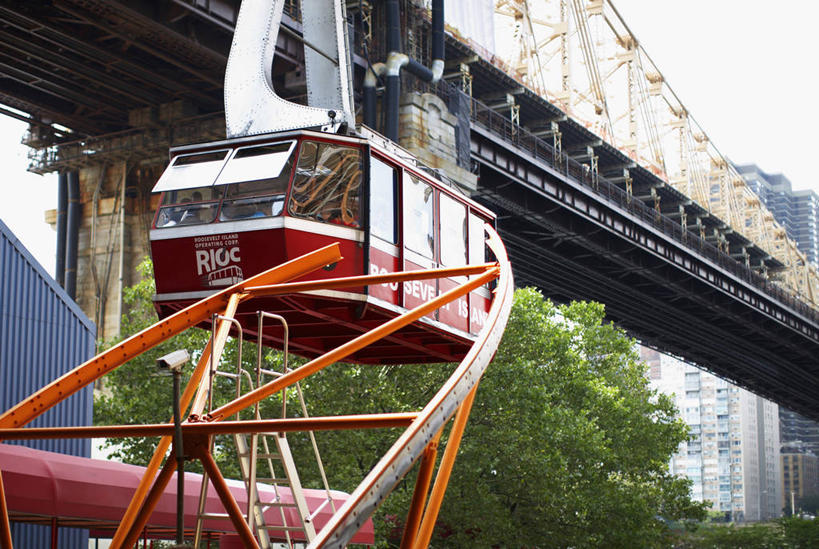 无人,高楼大厦,横图,室外,白天,仰视,度假,美景,植物,城市风光,城市,大桥,大厦,建筑,摩天大楼,桥梁,纽约,美国,阴影,光线,影子,景观,斜拉桥,桥,娱乐,缆车,树,树木,蓝色,绿色,蓝天,天空,阳光,自然,交通工具,天,享受,休闲,景色,放松,生长,晴朗,成长,北美,北美洲,美洲,索道,纽约市,纽约州,万里无云,帝国之州,帝国州,北亚美利加洲,亚美利加洲,缆索铁路,斜张桥,晴空,晴空万里,彩图,低角度拍摄,大楼,高层建筑,高楼,摩天楼,罗斯福岛,美利坚合众国